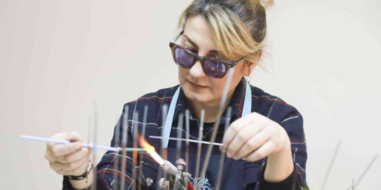 Aydın’ın nazar boncukları Büyükşehir Belediyesi kurslarında üretiliyor