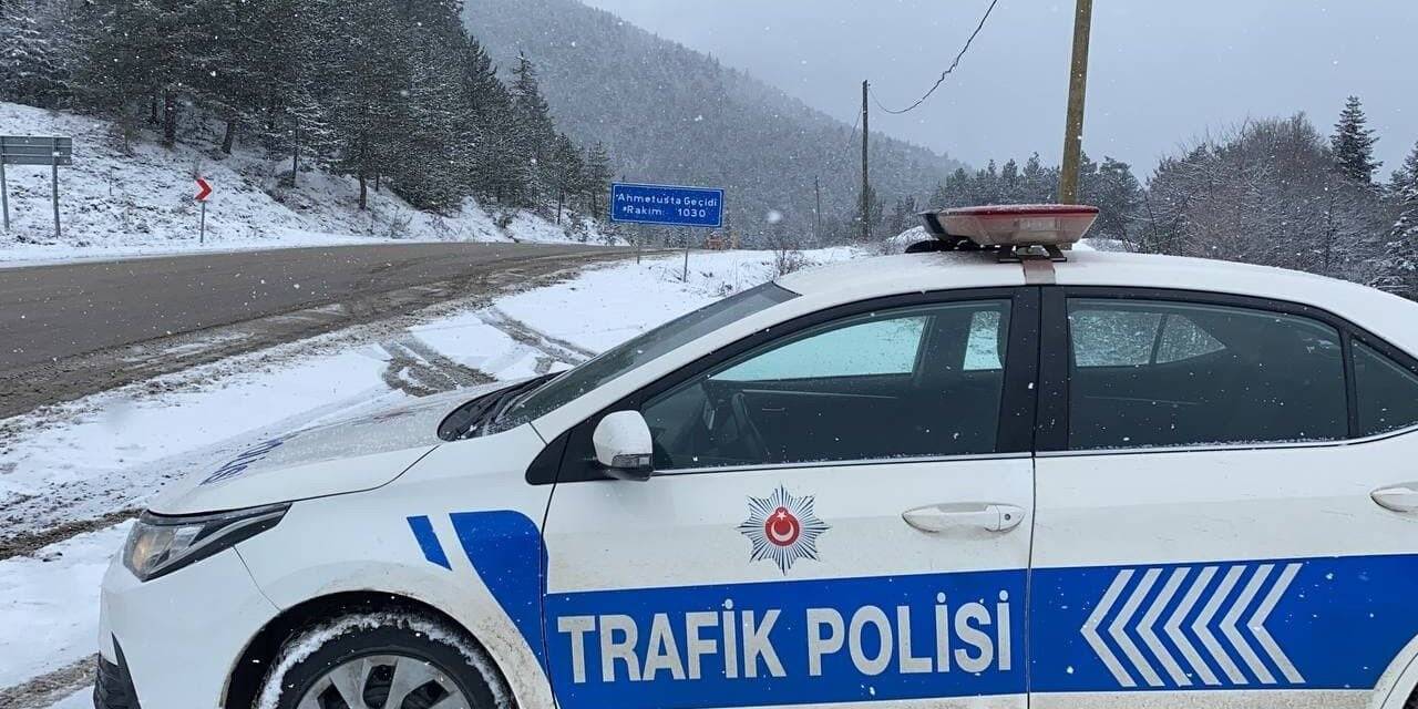 1030 rakımlı Ahmetusta geçidi kar yağışıyla beyaza bürüdü