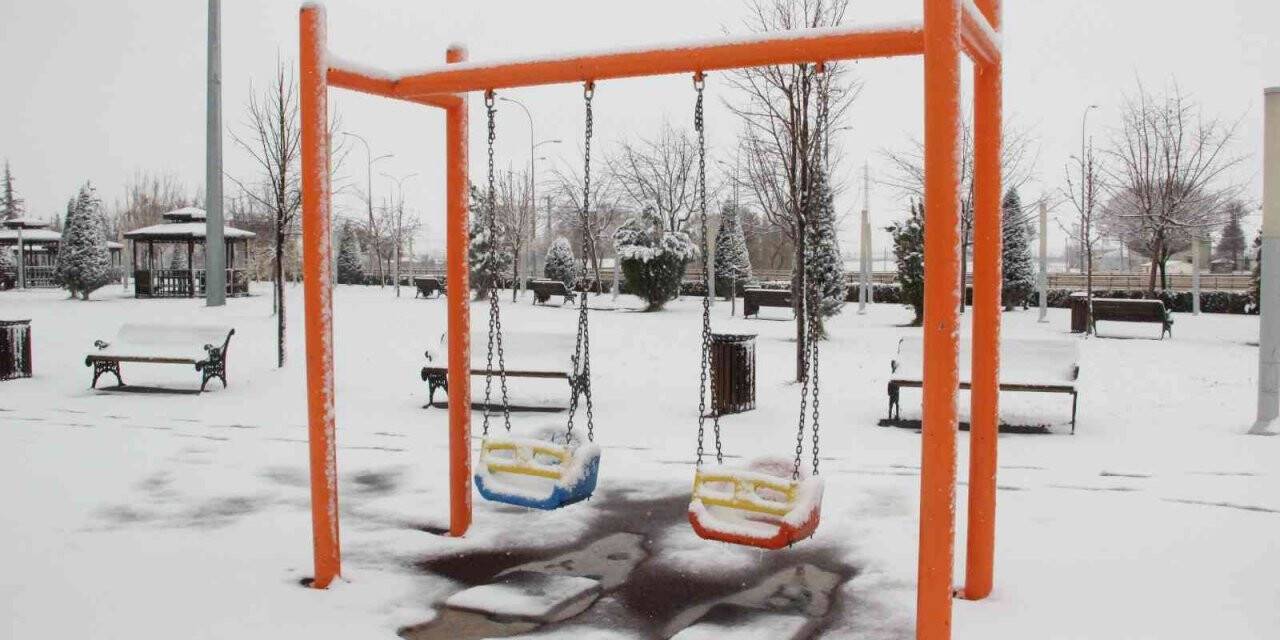 Karaman’da kar yağışı etkili oluyor