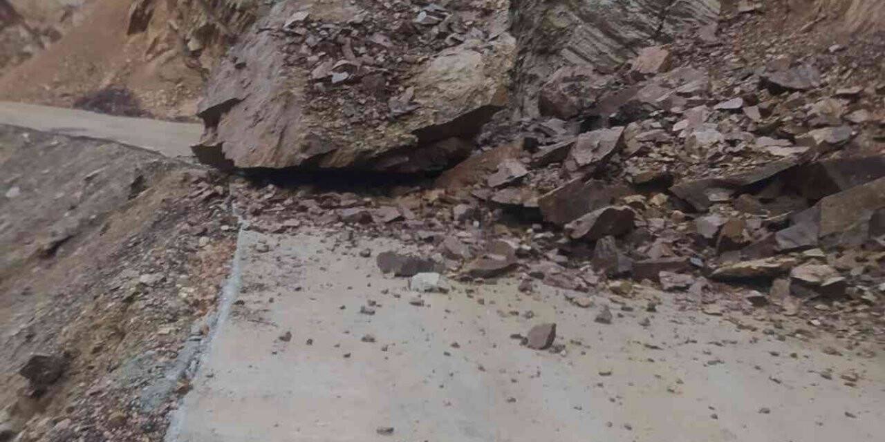 Batman’da dev kaya parçası köy yolunu ulaşıma kapattı