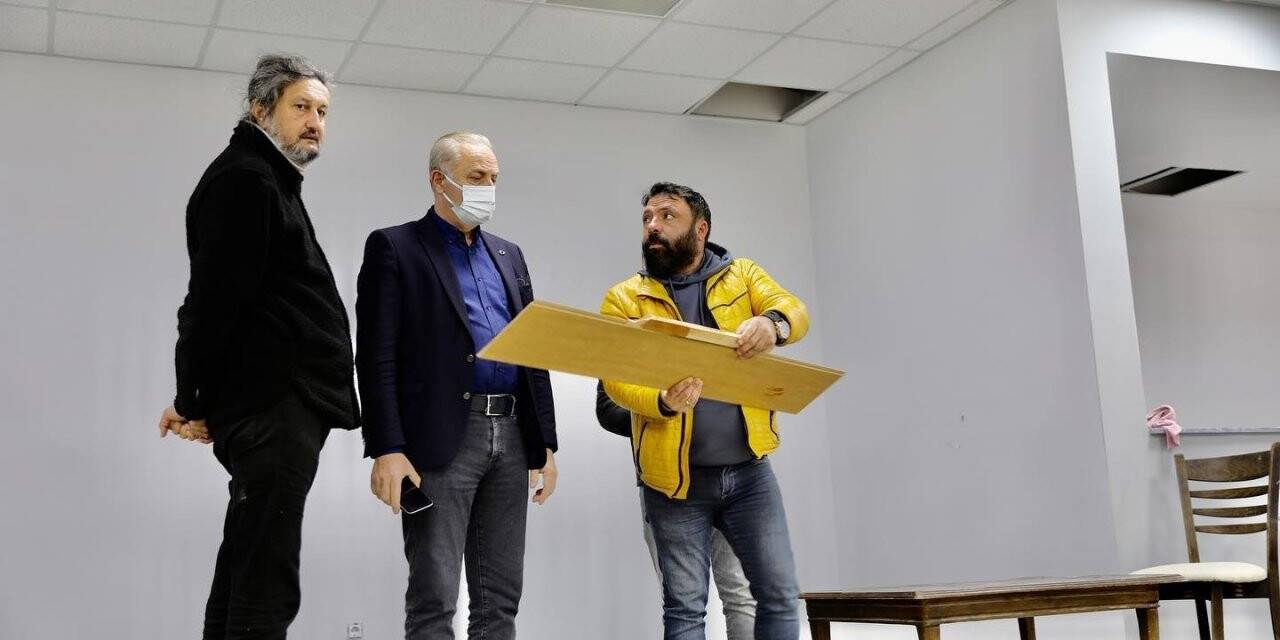 Başkan Atabay Amfi Tiyatro ve Gençlik Merkezi’ndeki çalışmaları denetledi