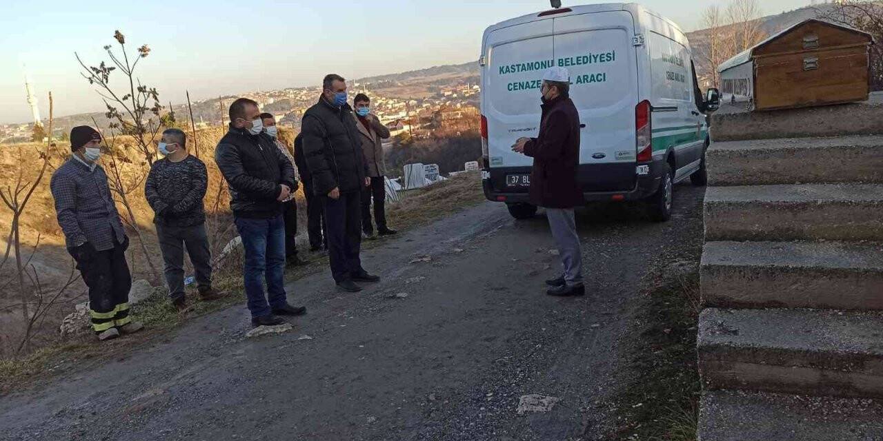 Sahte alkol sebebiyle ölen Romanya uyruklu kadın, kimsesizler mezarlığına defnedildi
