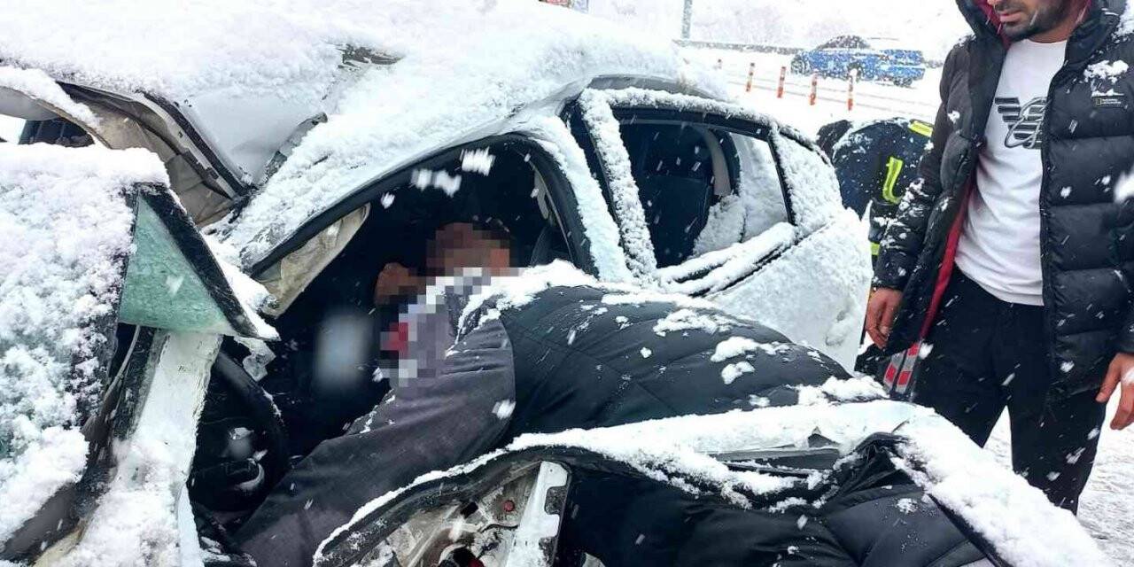 Van’da kar yağışı trafik kazalarına neden oldu