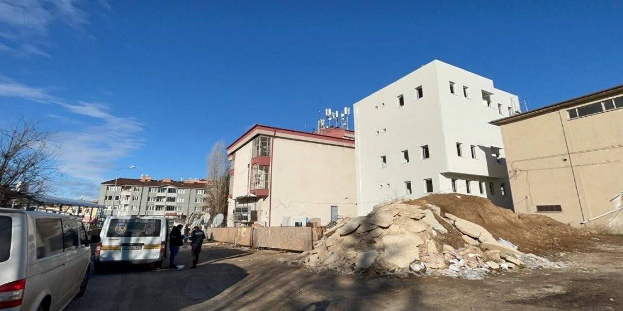 İnşaat işçisi çalışırken ayağından vuruldu
