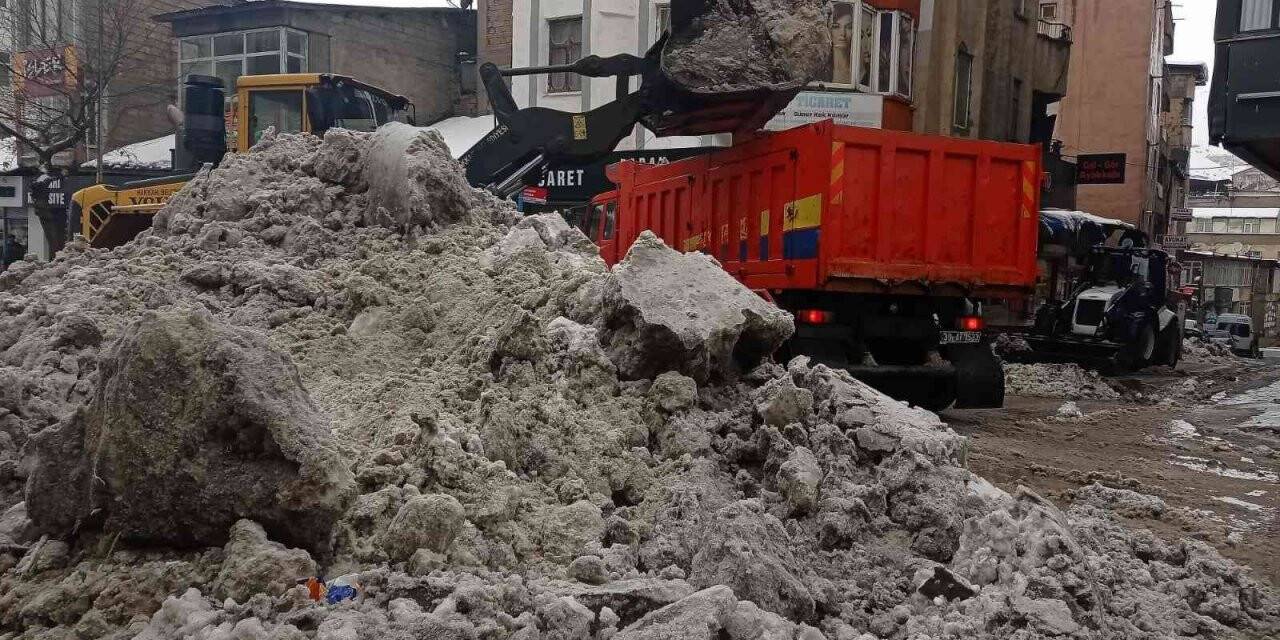Hakkari’de karla mücadele çalışması