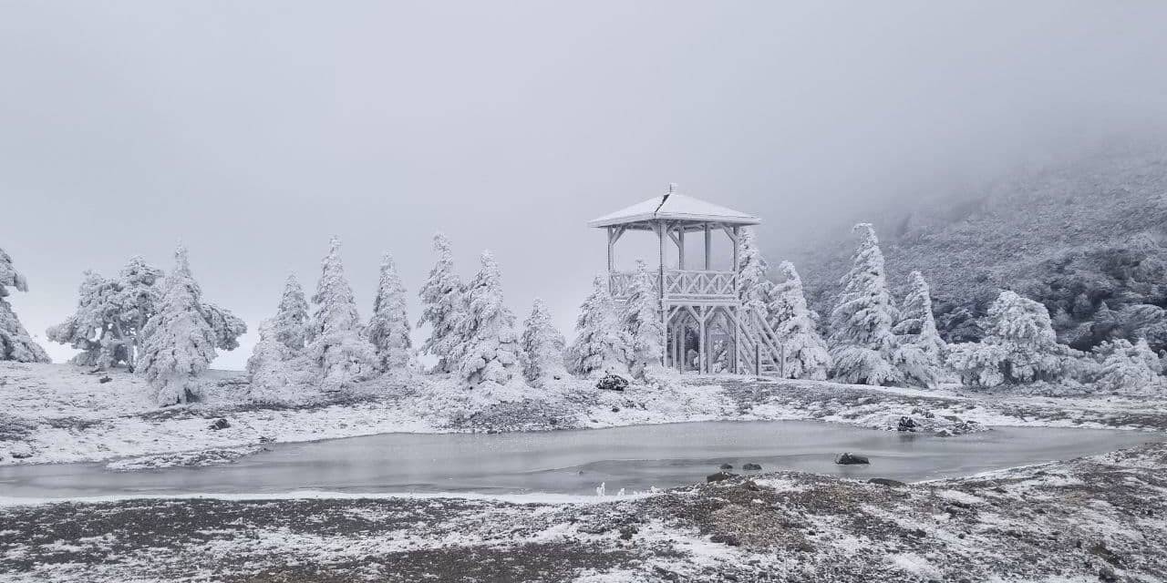 Spil Dağı Milli Parkı beyaza büründü