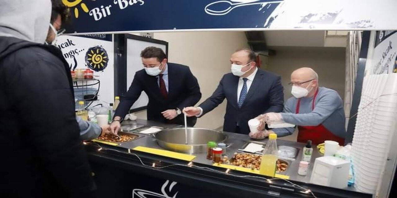 Bandırma Belediyesinden üniversite öğrencilerine sıcak çorbaya devam