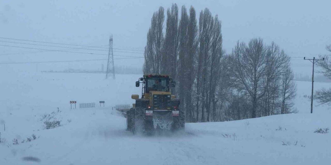Kars’ta kar ve tipiden 65 köy yolu ulaşıma kapandı
