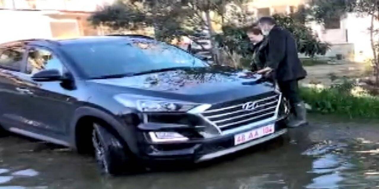 Köyceğiz’deki taşkında mahsur kalan vatandaşın yardımına kaymakam koştu
