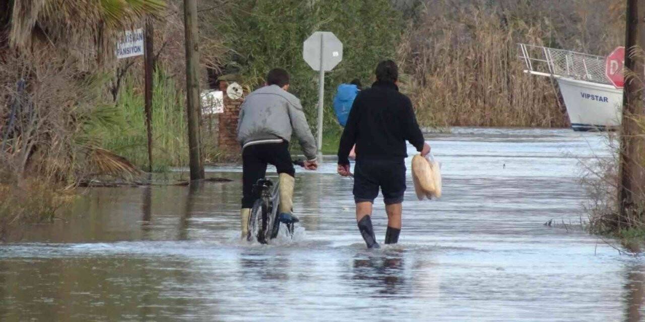 Dalyan’ı su bastı, vatandaşlar zor anlar yaşadı