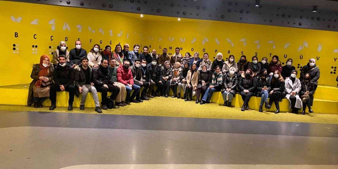 Sultangazi Belediyesi öğretmenleri Karanlıkta Diyalog Müzesi’ni ziyaret etti