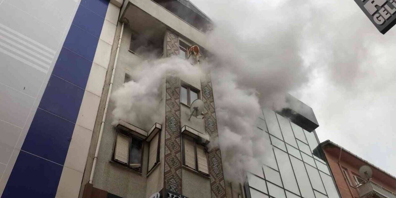 Karşı binadaki yangına aldırış etmeden sıva yapmaya devam ettiler