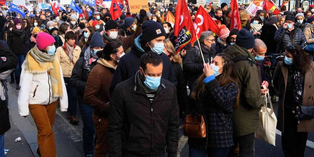 Fransa’da eğitimciler ve veliler sokağa indi