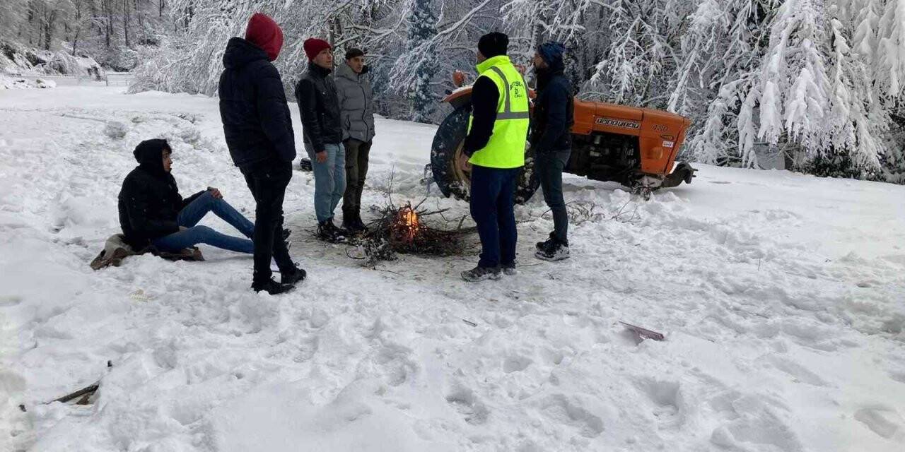Karla kaplı orman yolunda traktör gezintisi mahsur bıraktı