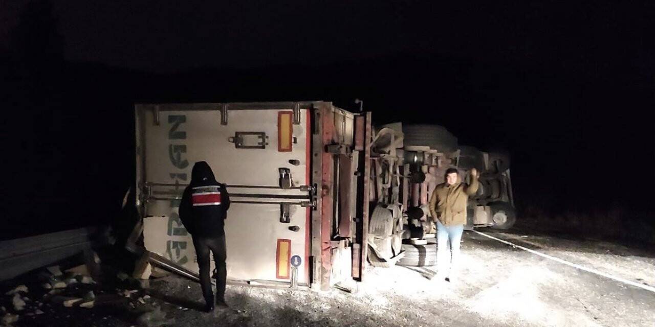 Elazığ’da tır yan yattı: 1 yaralı