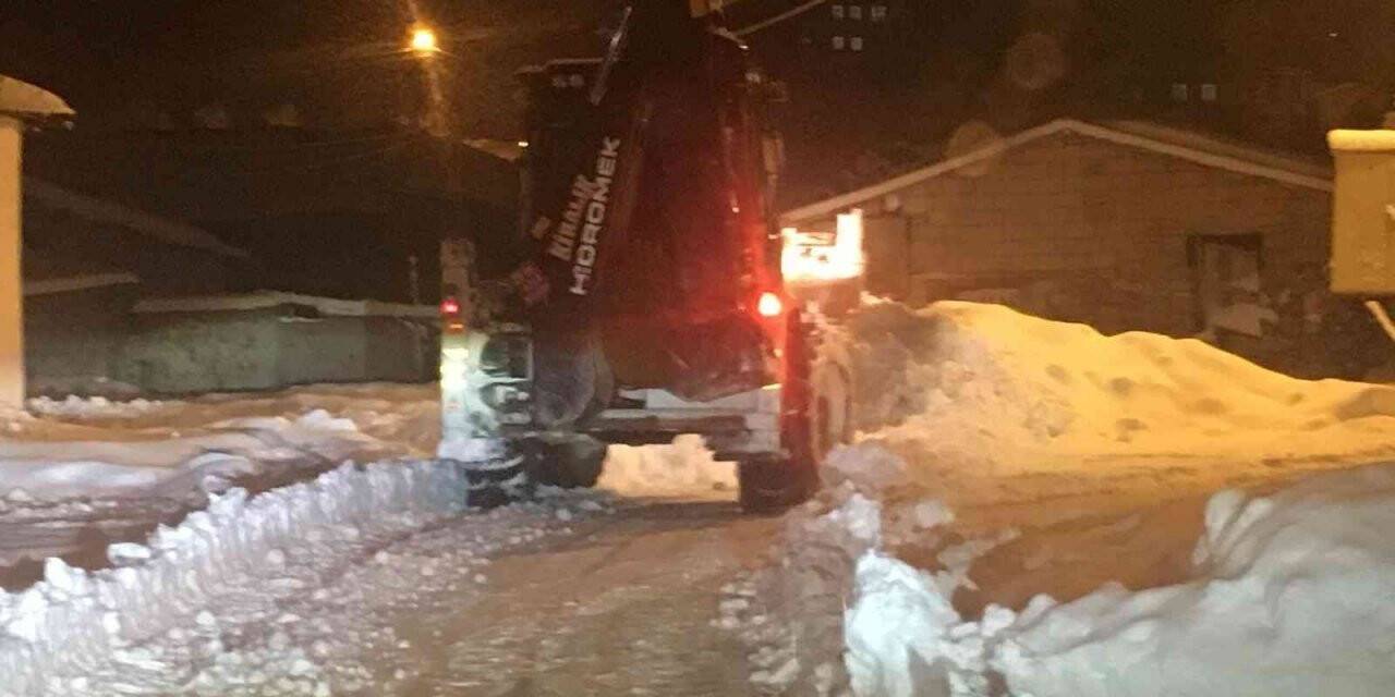 Kardan kapanan yolu 3 saatte aşarak hamile kadını hastaneye yetiştirdiler