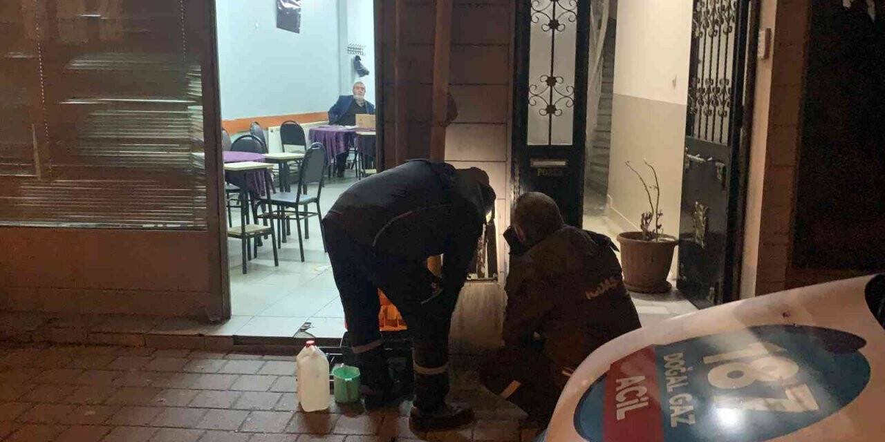 Kamyonet doğalgaz kutusuna çarptı, kahvedekiler korkuyla dışarı çıktı