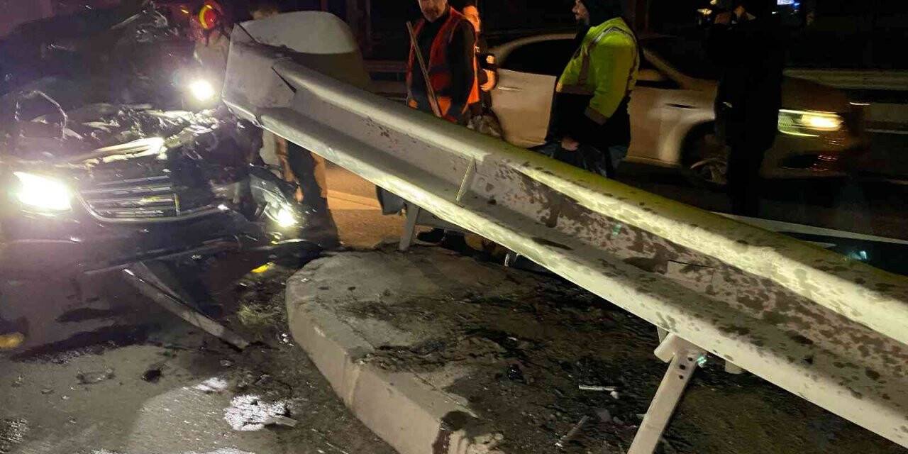 Eyüpsultan’da bir lüks otomobil bariyerlere girdi, sürücüsü aracı bırakıp kaçtı