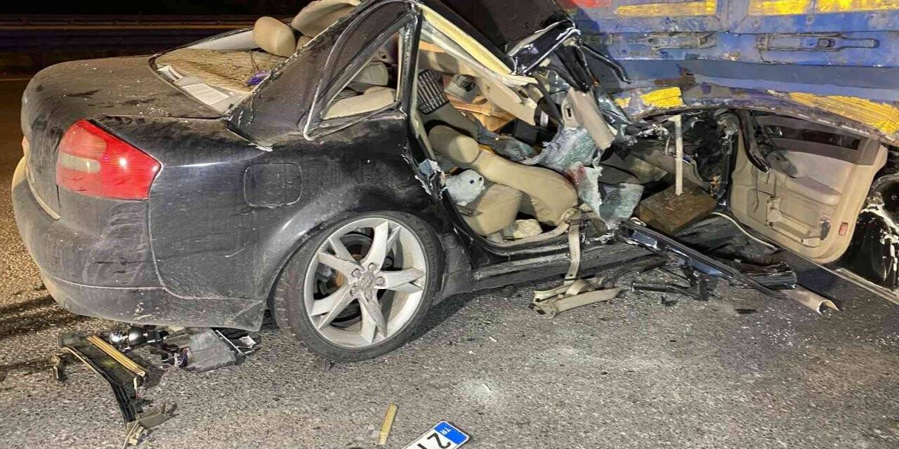 Lüks otomobil tır dorsesinin altına girdi: 2 ağır yaralı