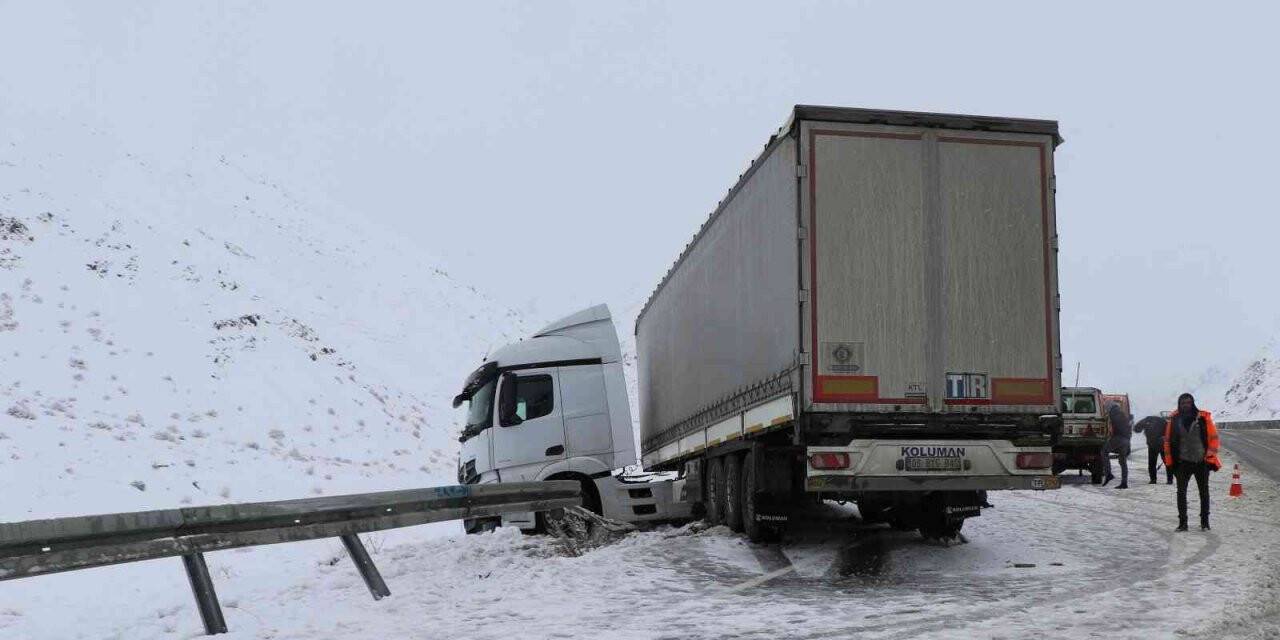 Kar ve buzlanma tır sürücülerinin çilesi oldu