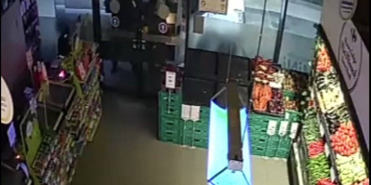İstanbul’da hırsızlık çetesinin market soygunu kamerada: Kağıthane polisi 3 bin adet araç sorgulayarak yakaladı