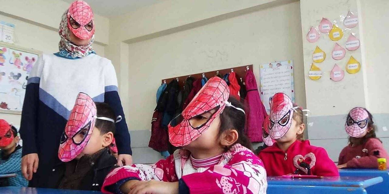 Muş’ta öğrenciler okuma yazmayı eğlenerek öğreniyor