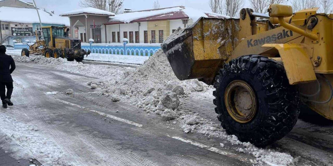 Eleşkirt Belediyesi ekipleri karla mücadele çalışması yaptı