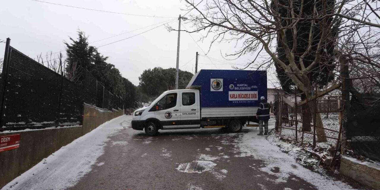 Kartal Belediyesi’nin karla mücadele ekipleri 7/24 iş başında