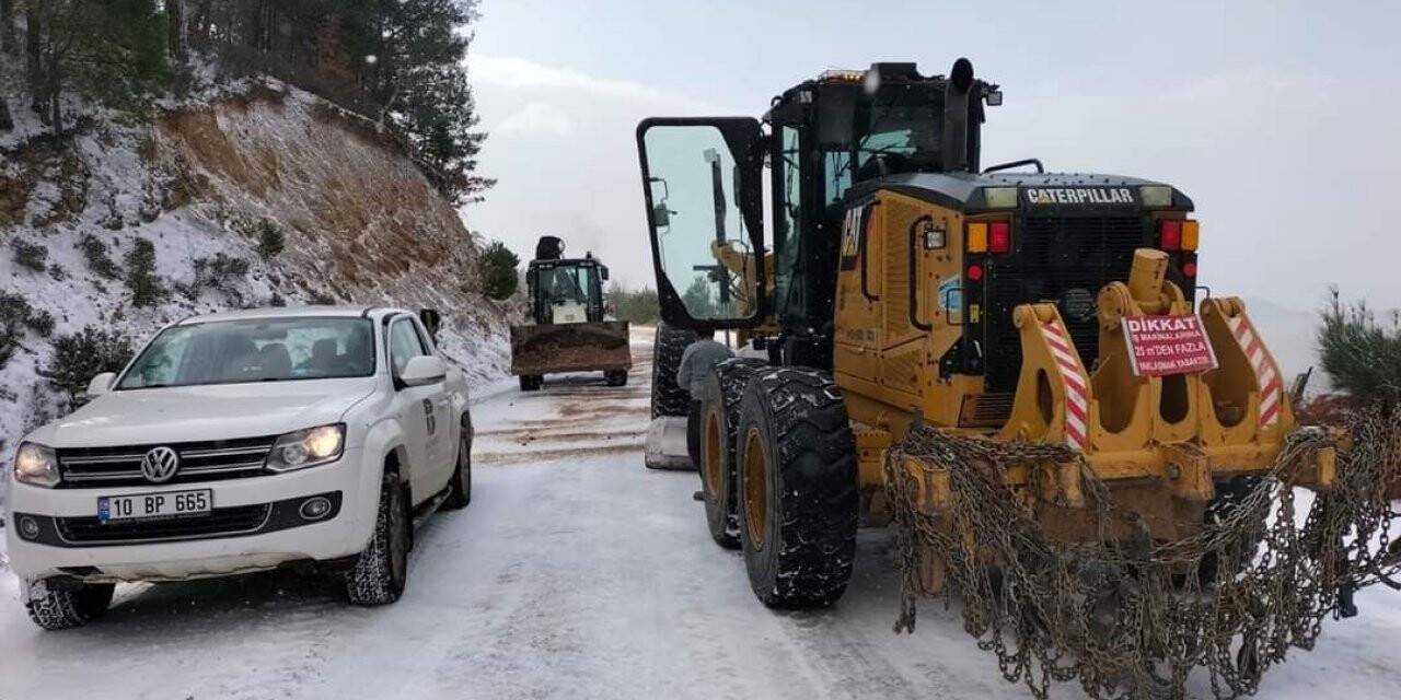 Havran Belediyesi Fen İşleri Ekipleri karlı yollarda tuzlama çalışmalarını aralıksız sürdürüyor