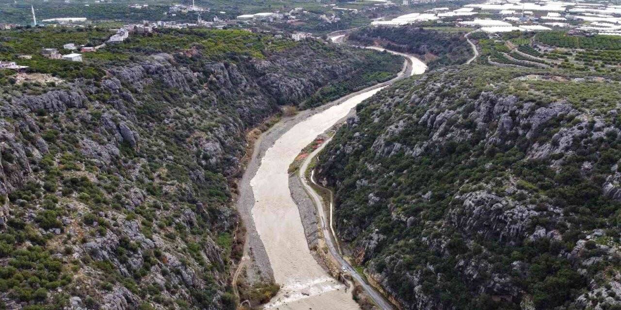 Yağışlar umut verdi, yazın kuruyan Alata Deresi denizle buluştu