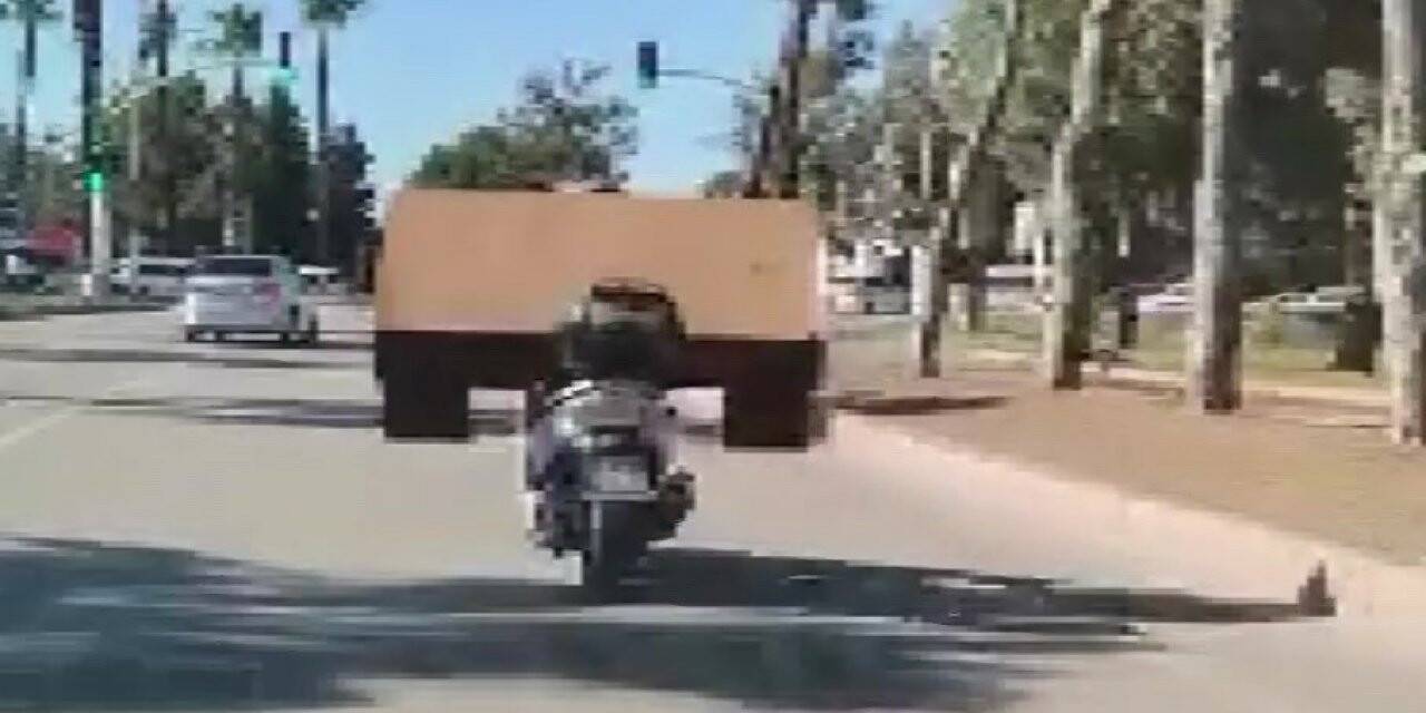 Motosiklet ile masa taşıdı