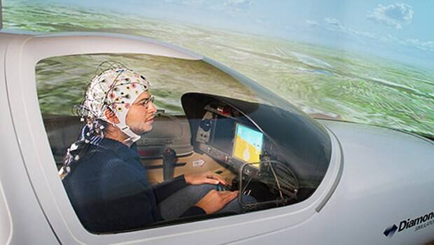 Uçağı beyin gücüyle indirdiler