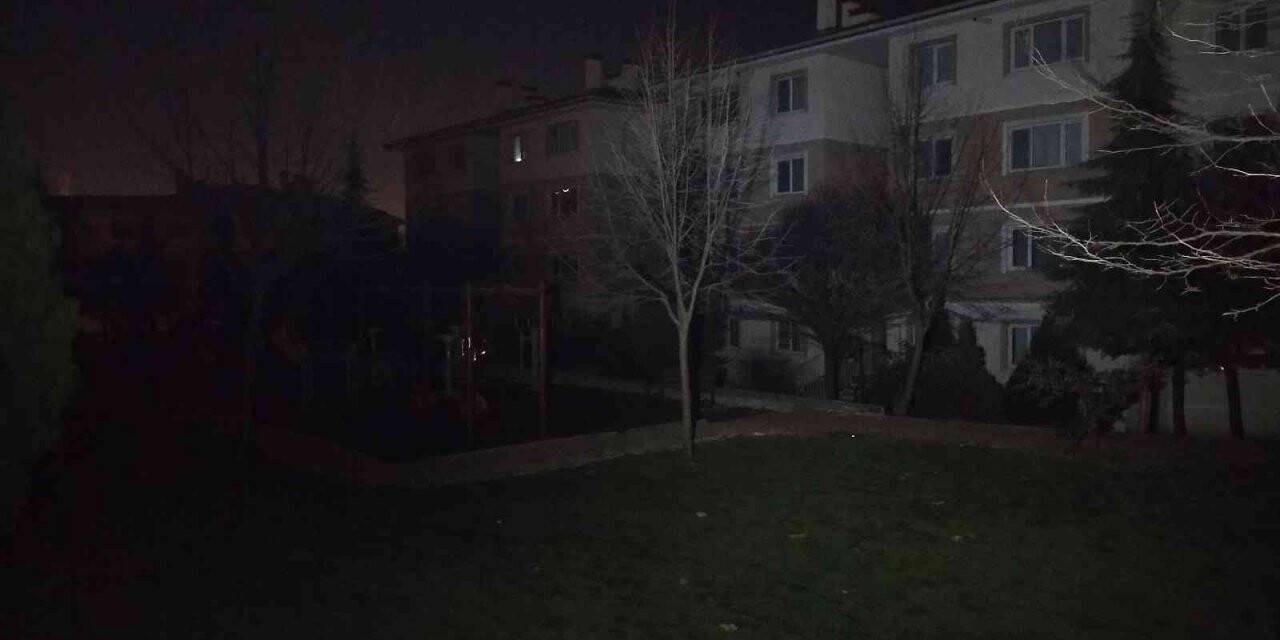 Trafo patladı, mahalle karanlığa gömüldü