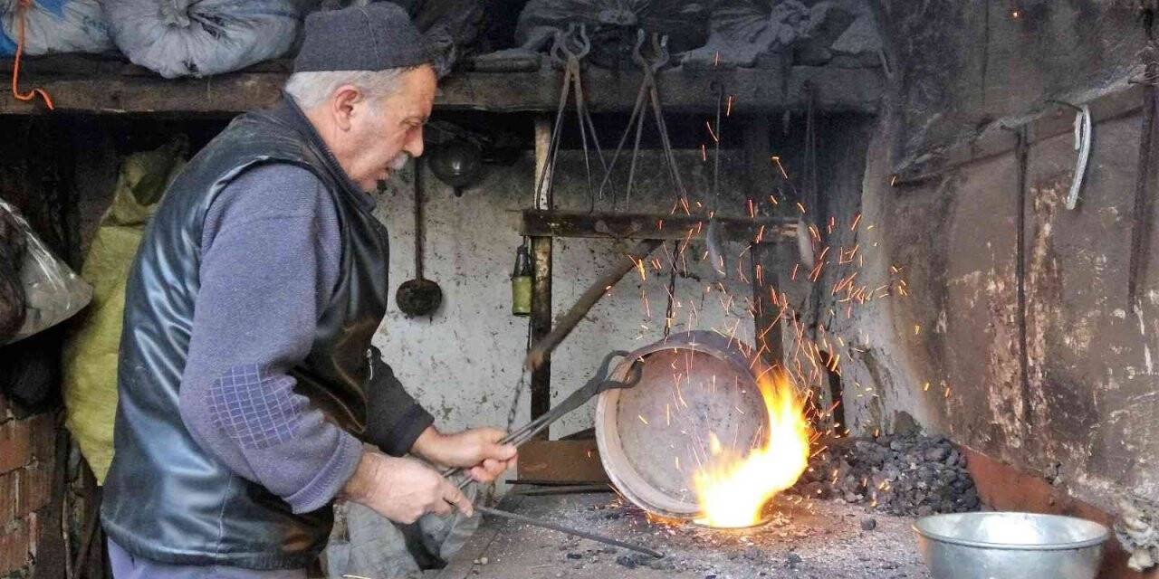 Mesleğinin son temsilcisi, 60 yıldır aynı işi yapıyor