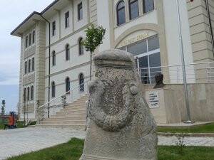 Çeltik'te tarihi taş ve sütunlar sergileniyor