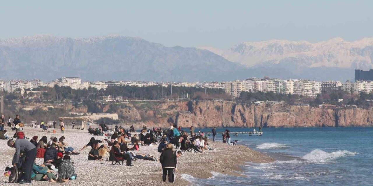 Antalya’da Ocak ayı ortasında deniz keyfi