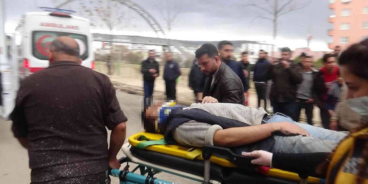 Motosiklet park halindeki çekiciye çarptı: 2 yaralı