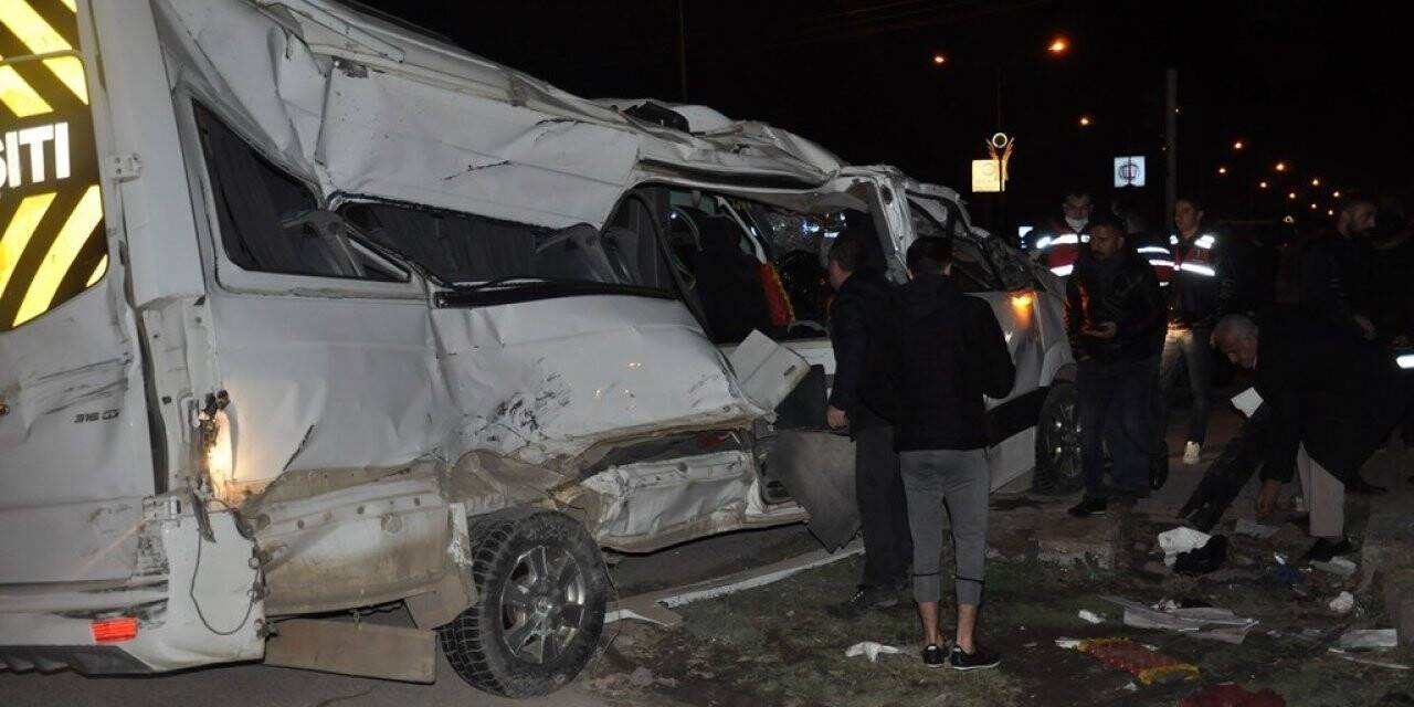 Mardin’de iki servis aracı zincirleme kazaya karıştı: 2’si ağır 11 yaralı