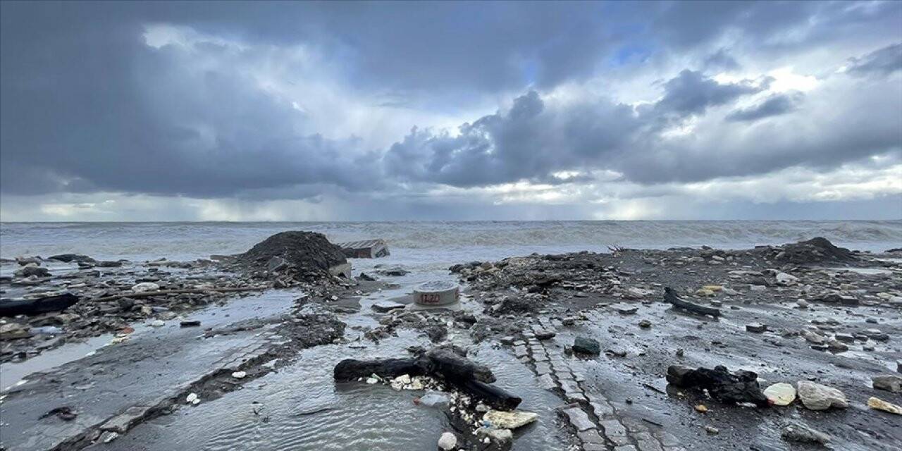 Karadeniz'deki 6 metreye ulaşan dalgalar Kastamonu sahilinde hasar oluşturdu