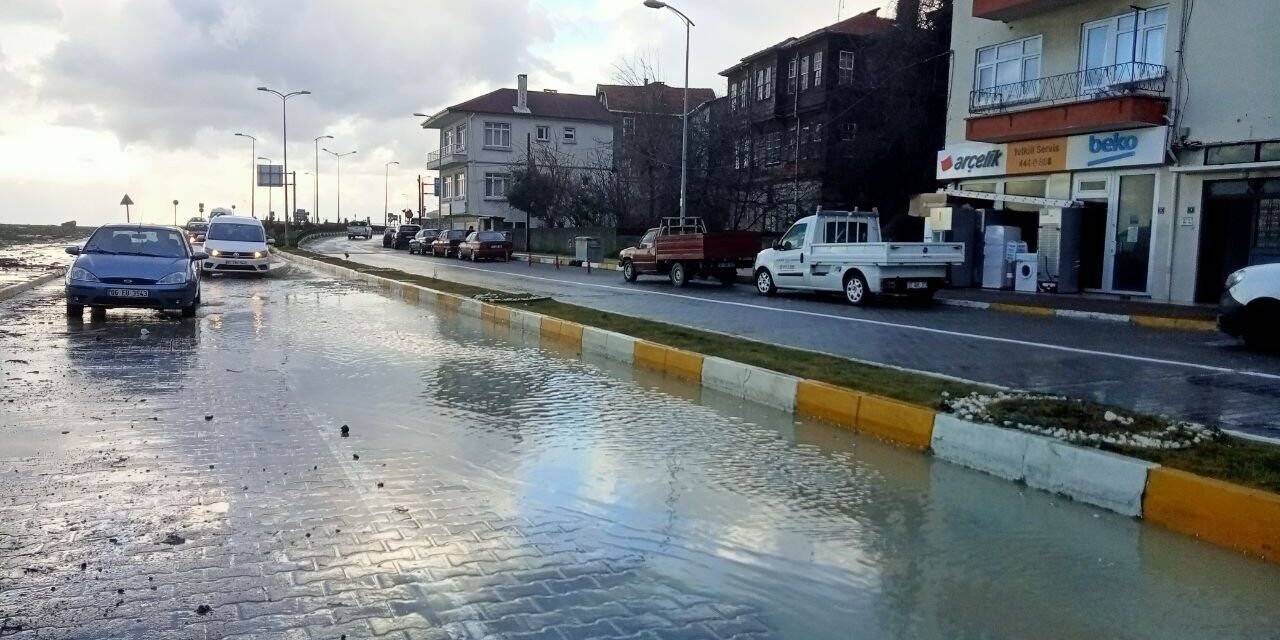 Dev dalgalar Karadeniz sahil yolunu ulaşıma kapattı