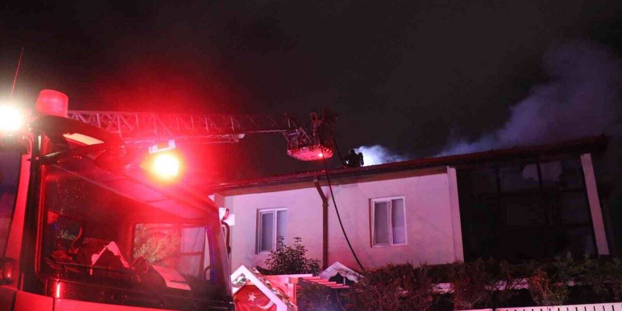 Villa çatısında çıkan yangın diğer villaya sıçradı, panik yaşandı
