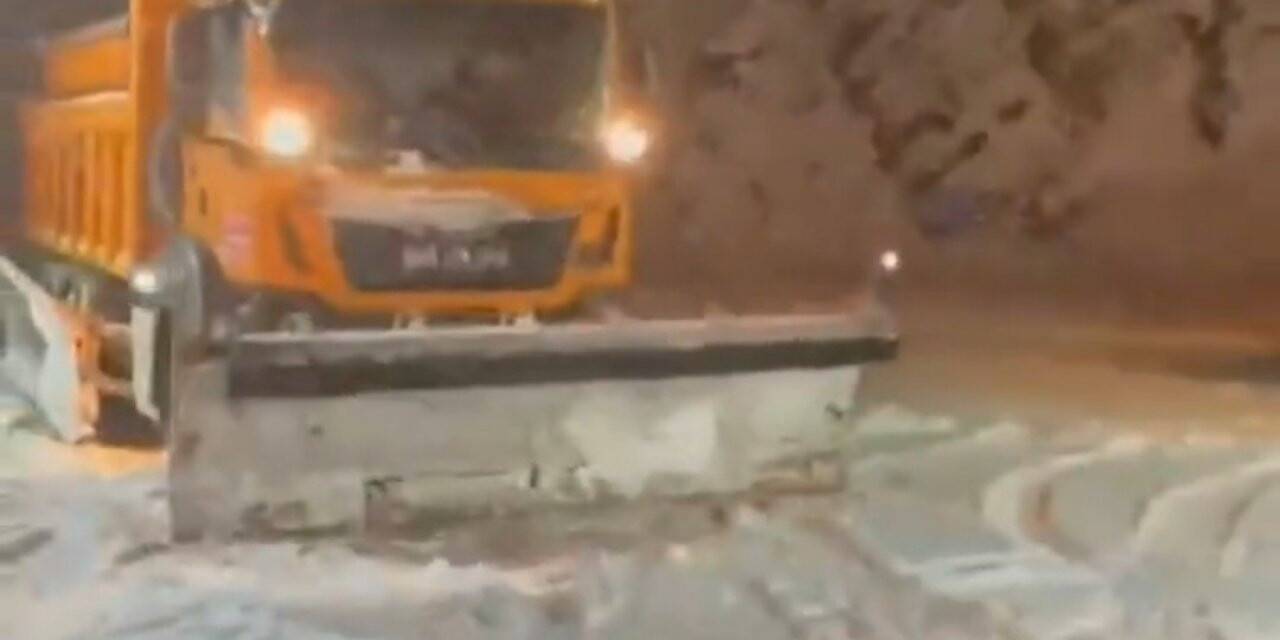 Van’da yoğun kar yağışı nedeniyle Kurubaş Geçidi ulaşıma kapatıldı