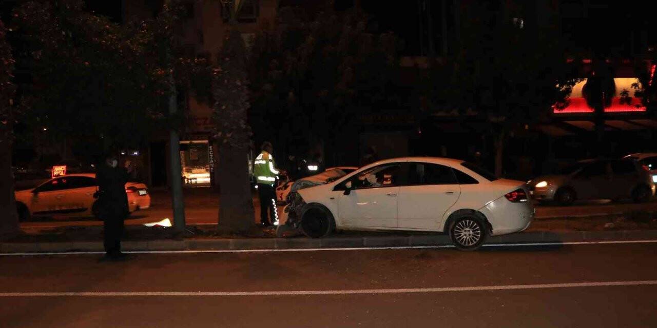 Adana’da otomobil refüjdeki ağaca çarptı: 3 yaralı