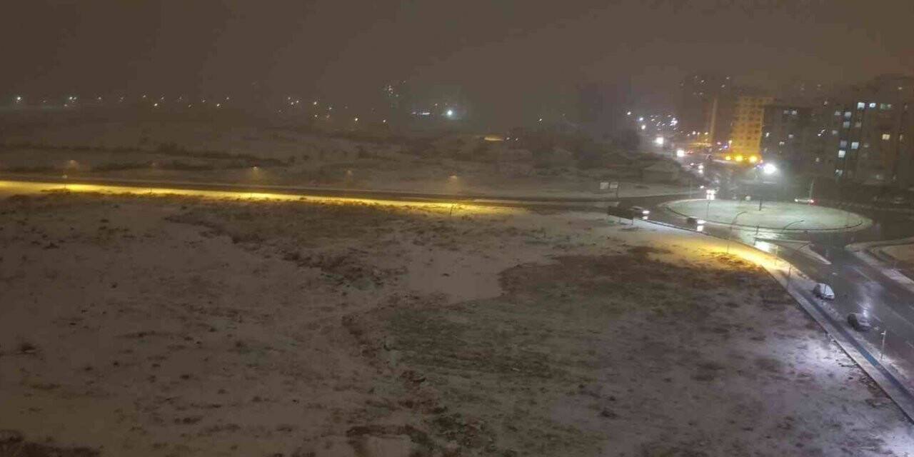 Malatya yağan karla beyaza büründü