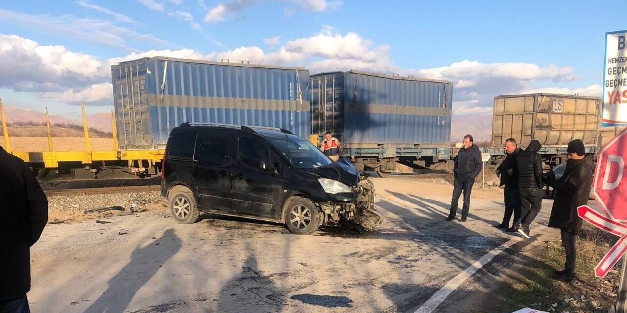 Malatya’da yük treni otomobile çarptı: 1 yaralı