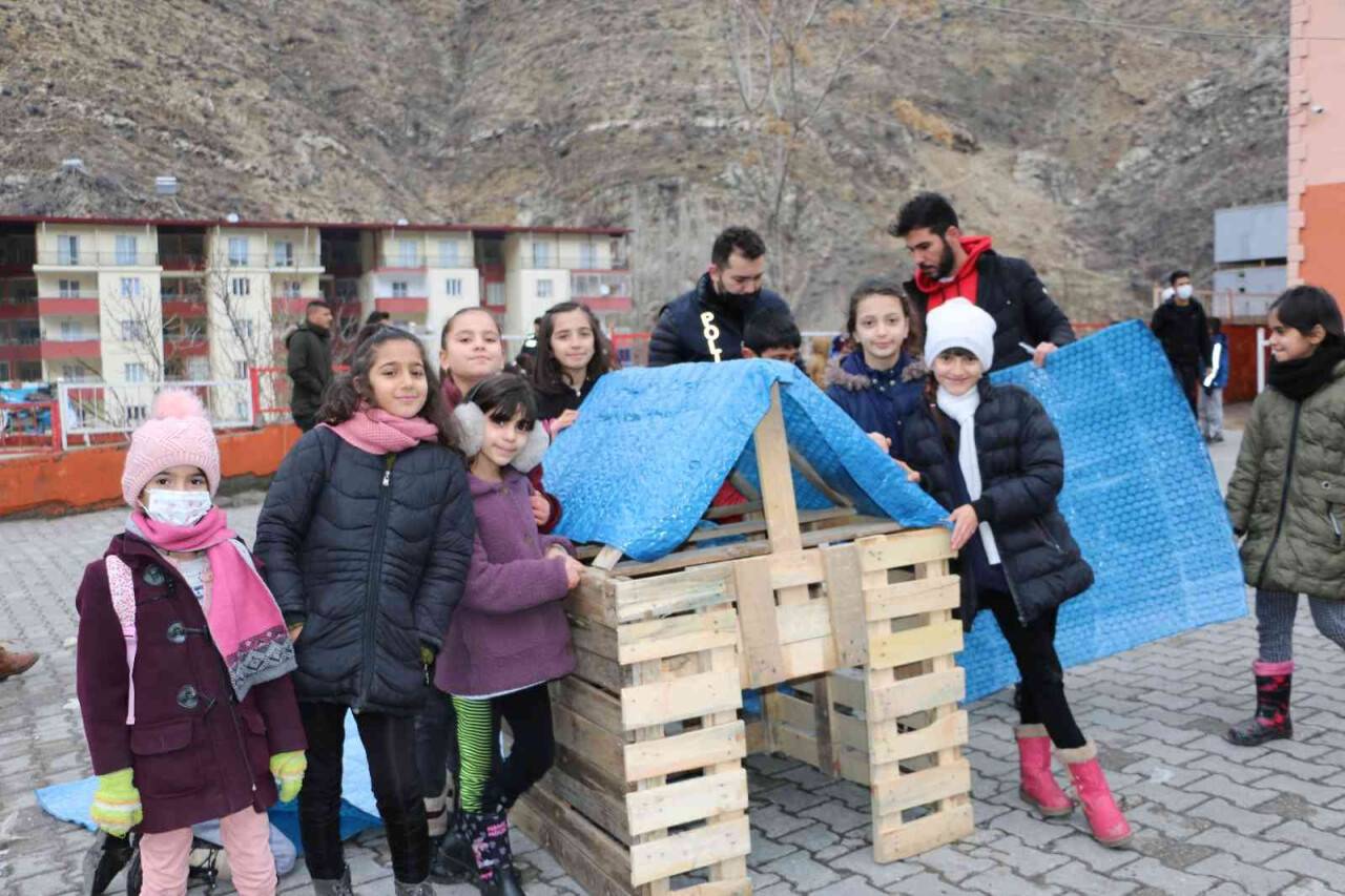 Polis ve çocuklar ele ele verdi, sokak hayvanlarına barınak yaptı