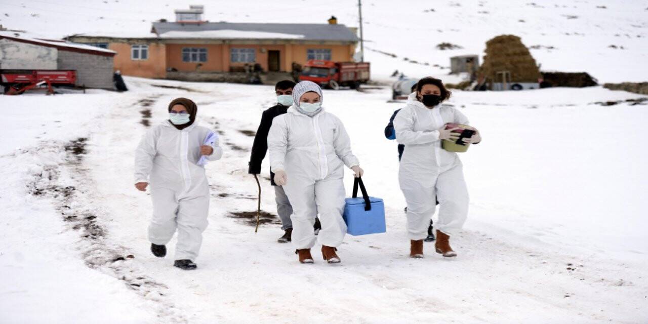 Sağlık ekipleri eksi 20 sıcaklığa rağmen aşı mesaisinde