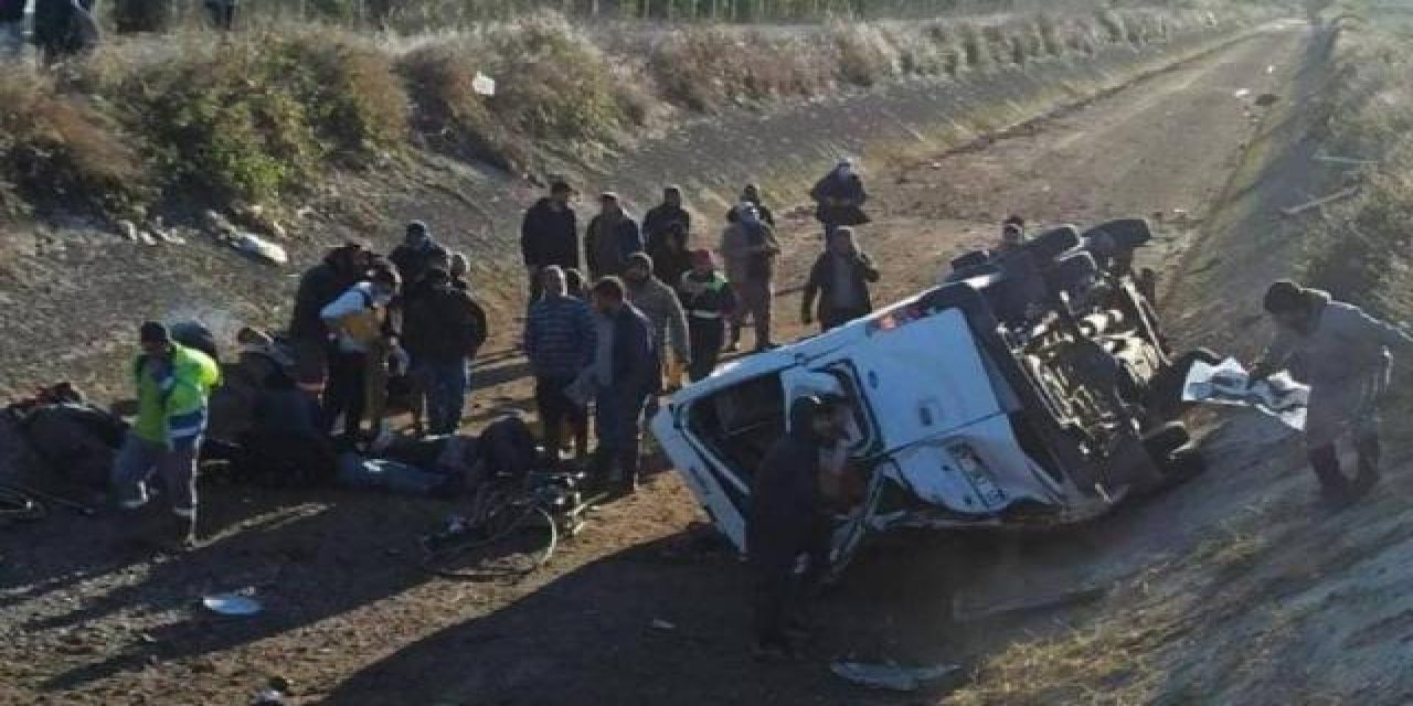 Tarım işçilerini taşıyan minibüs devrildi: 1 ölü, 10 yaralı
