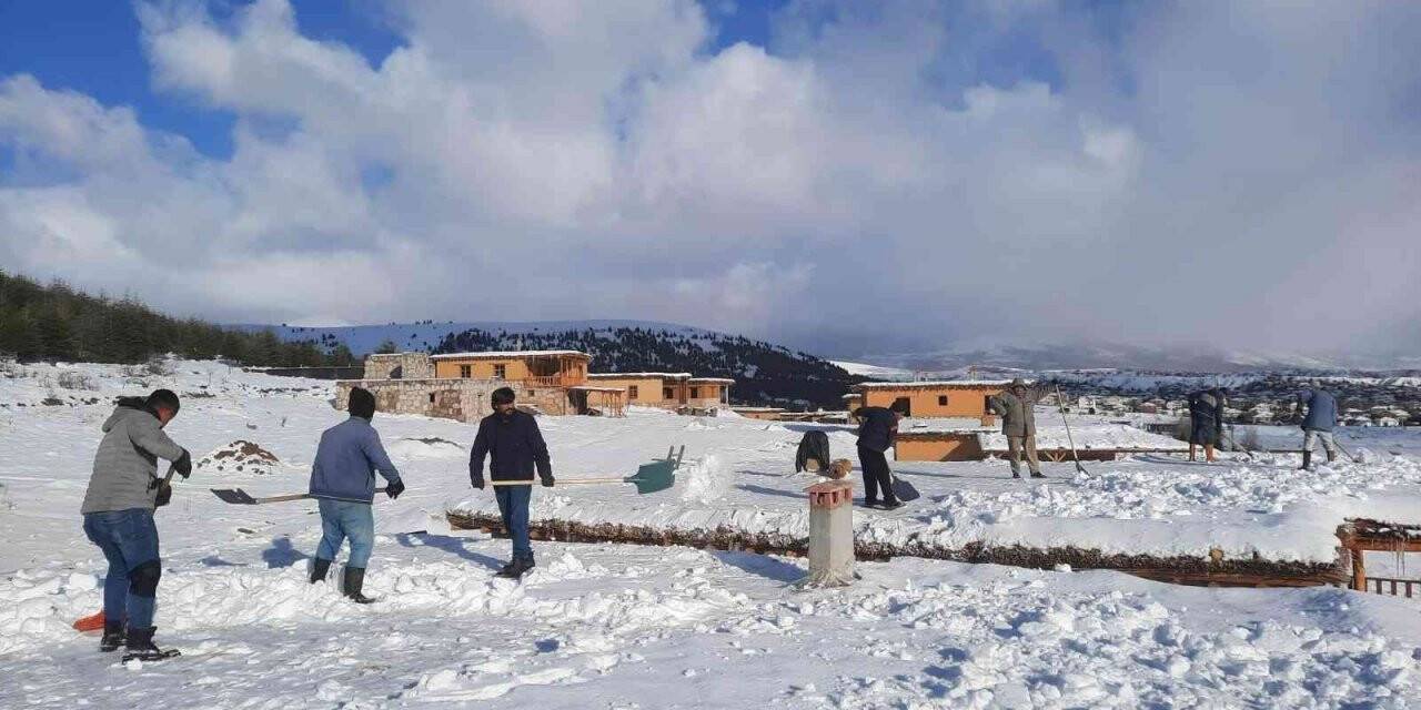 Şükran Köyü’nde kerpiç evlerin toprak damlarında kar küreme mesaisi