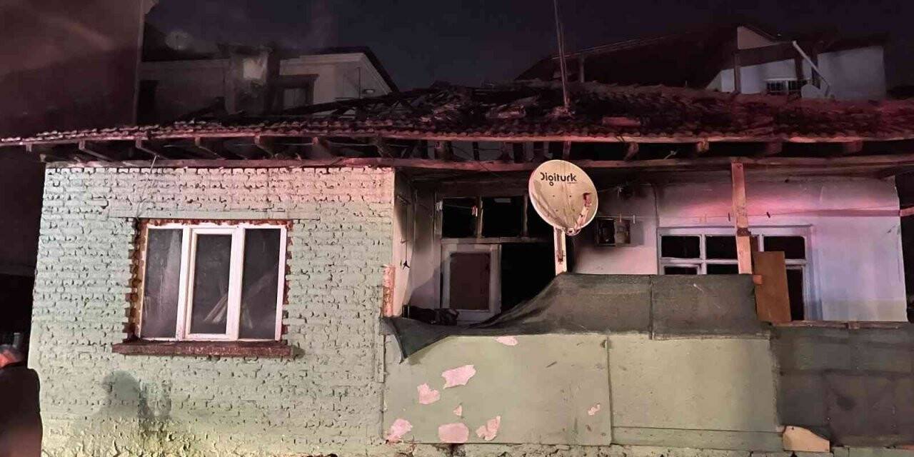 Alevlere teslim olan ahşap ev kullanılamaz hale geldi